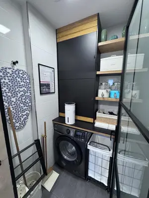 a laundry room with a washer and dryer at Casa Paz Lugo in Lugo