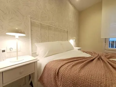 a bedroom with a bed and a desk with a lamp at SF - Luminoso, amplio y recién reformado en el casco histórico in Ourense