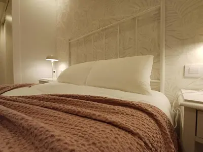 a bedroom with a large bed with a wooden headboard at SF - Luminoso, amplio y recién reformado en el casco histórico in Ourense