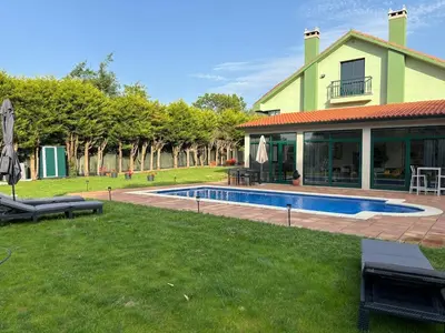 a house with a swimming pool in the yard at Loft anexo en chalet, con piscina de uso privado in San Juan