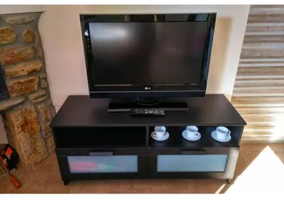 a flat screen tv sitting on top of a black entertainment center at Gatonegro in Trefacio