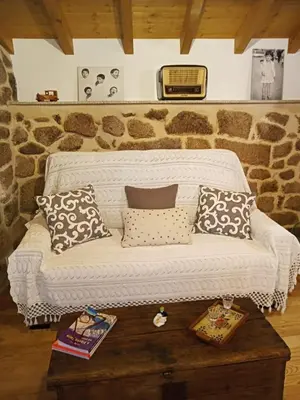 a white couch in a living room with a table at A Florentina in Rubiacós