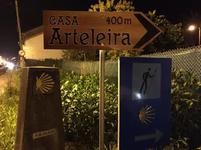 a street sign that reads casa antica and a sign with an arrow at Casa Arteleira in Padrón