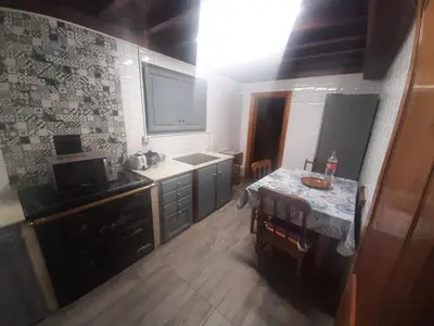 a small kitchen with a table and a small kitchen with a tableablish at Casa valido in Lago