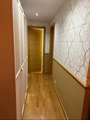 a hallway with a door and a wooden floor at Apartamento centro de Foz con piscina in Foz