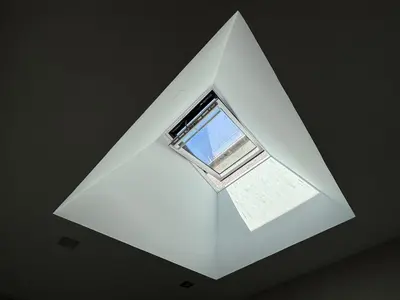 a small window in a white pyramid ceiling at Casa Rural O Lar Das Fontiñas in Moreiras