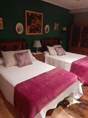 two beds in a bedroom with green walls at Medulillas de Yeres in Yeres