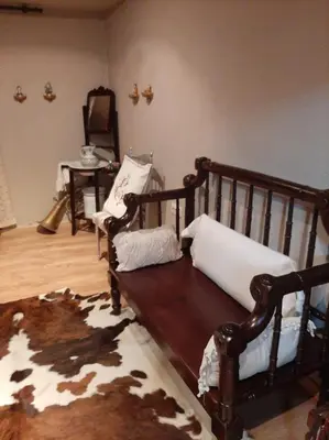 a living room with a wooden bench and a mirror at Medulillas de Yeres in Yeres