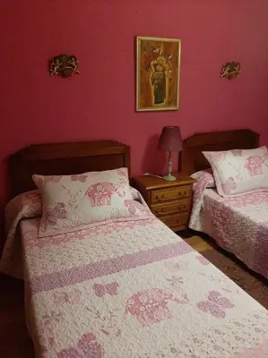 two beds in a bedroom with pink walls at Medulillas de Yeres in Yeres