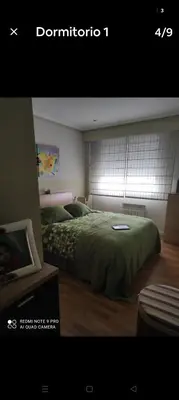 a bedroom with a green bed and a window at Precioso piso en Ribadavia in Ribadavia