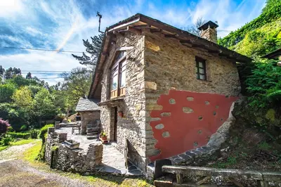 a house with a climbing wall on the side of it at Villa rural en Playa de Frejulfe in Frejulfe