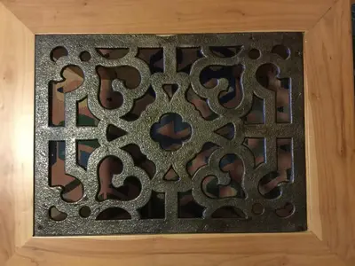 a metal grate with a design on the floor at El Mirador de los Trobos in Villar de Otero