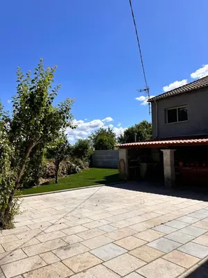 a large driveway next to a house with a tree at Casa do Cabo - 3 habitaciones con 3 baños independientes