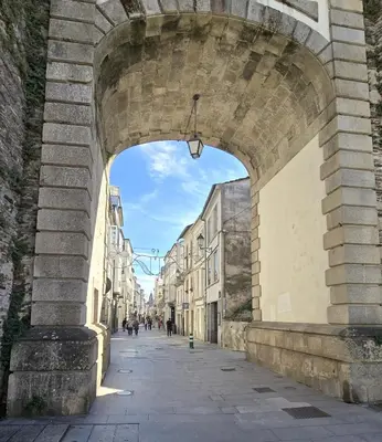 an archway over a street in a city at Apartamento Lugo centro muralla in Lugo