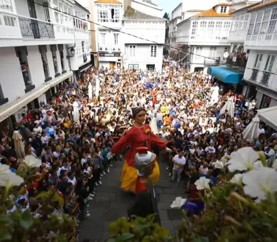 a woman walking in front of a crowd of people at Adiva Casa Da Avoa in Puentedeume