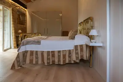 a bedroom with a bed and a table with a lamp at Granxa D Outeiro in Ribadavia