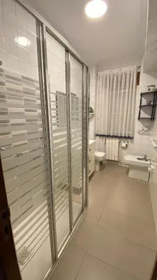 a bathroom with a glass shower and a toilet at Piso Brisa de Barreiros in San Cosme de Barreiros