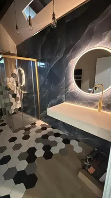 a bathroom with a mirror and a checkered floor at Casa vacacional San Miguel in Maside