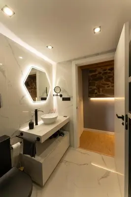 a bathroom with a sink and a mirror at Casa vacacional San Miguel in Maside
