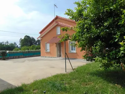 a small orange house with a driveway at Casa Esperanza 8 huéspedes