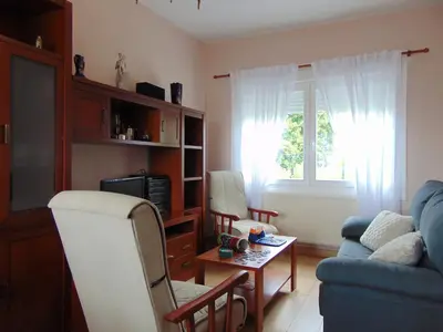 a living room with a blue couch and a table at Casa Esperanza 8 huéspedes