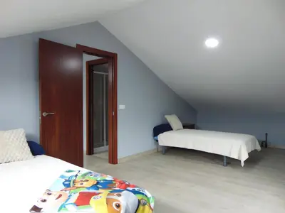 a attic room with a bed and a bed sqor at Casa Esperanza 8 huéspedes