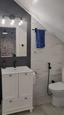 a bathroom with a white sink and a toilet at Casa Loma Lola in Molinaseca