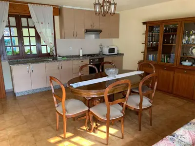 a kitchen with a table and chairs in a kitchen at Casa do Carpinteiro in Crecíente