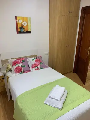 a bedroom with a bed with towels on it at Casa do Carpinteiro in Crecíente