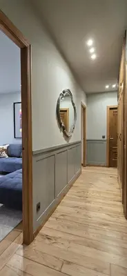 a living room with a blue couch and a mirror at Maruja Rural 2 in Sober