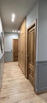 a hallway with wooden doors and a wooden floor at Maruja Rural 2 in Sober