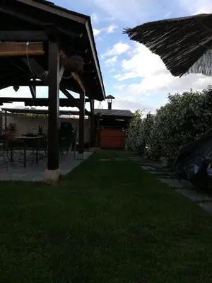 a yard with a patio with a table and chairs at Albergue la Medina de Camponaraya in Camponaraya