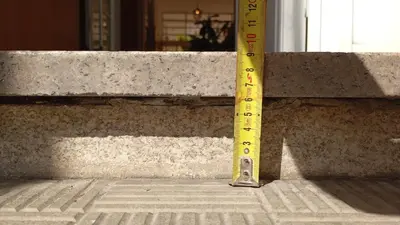 a yellow ruler sitting on top of a concrete wall at Cardenal Centro in Monforte de Lemos