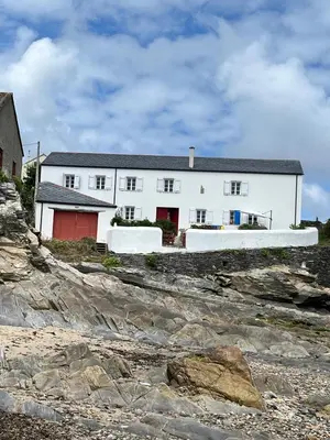 a white house on top of a cliff at Casa costa de Lugo frente al mar in Nois