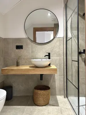 a bathroom with a sink and a mirror at Lemos Nai in Monforte de Lemos