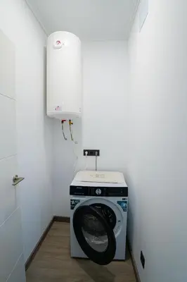 a washer and dryer in a small room at Chuspombo Apartamentos in Baralla