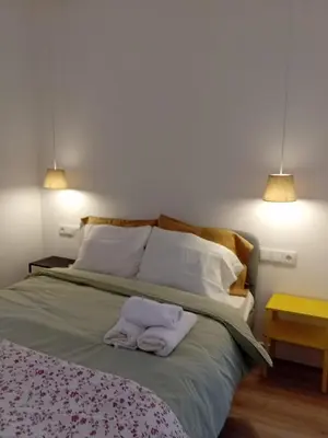 a bedroom with a bed with two towels on it at Hermosa Casa en Ribeira Sacra in Sistín
