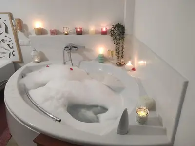 a bathroom with a bath tub covered in fake snow at Encanto de Oscos in San Martín de Oscos