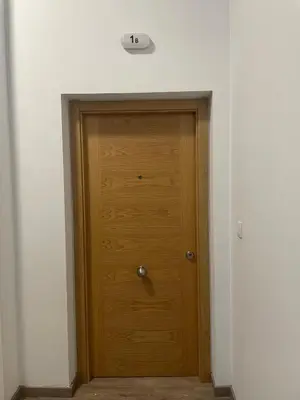 a wooden door in the corner of a room at Apartamento Paseo Malecón Planta 1 in Monforte de Lemos