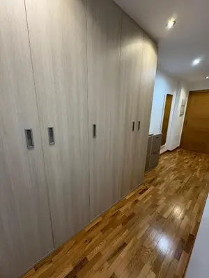 a room with wooden cabinets and a hard wood floor at Piso Rente o Mar in Foz