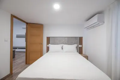 a bedroom with a large white bed in it at Apartamento Paseo Malécon Planta 3 in Monforte de Lemos