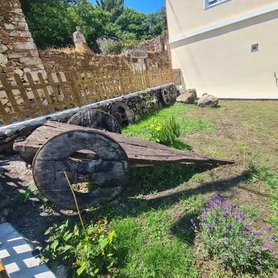 a wooden bench sitting in the grass in a yard at Villa Mallorquina tu zona para desconectar