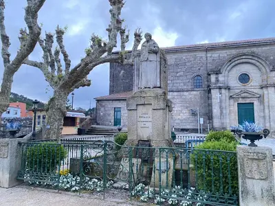 a statue in front of a building at Casa Aldea de Piñeiro, Turismo Rural Padrón by URent in Padrón