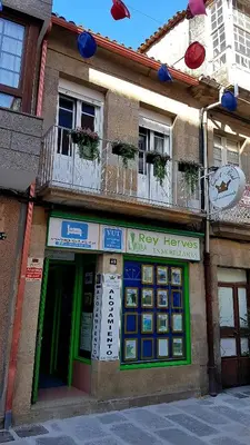 a building with a new hakusen restaurant on a street at Apartamento Ático Select Real Caldas de Reis in Caldas de Reis