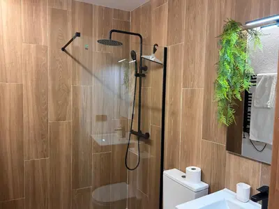 a bathroom with a shower with a toilet and a sink at Bella Casa Araujo 2 in Teo