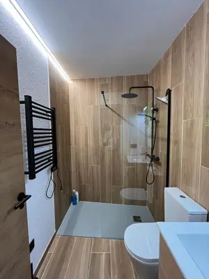 a bathroom with a shower and a toilet at Bella Casa Araujo 2 in Teo
