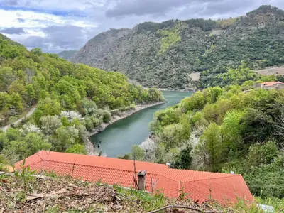a river in the middle of a valley with trees at Chulavista House by Kev in Parada del Sil