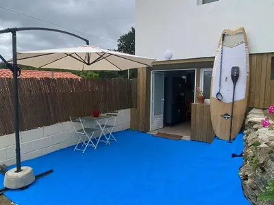 a surfboard and an umbrella on a patio at Cafu loft in Coirós