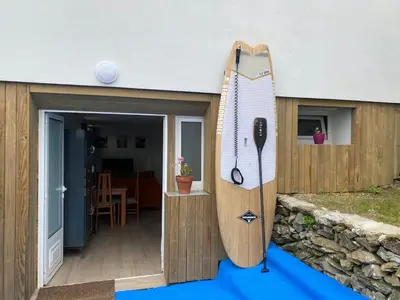 a wooden surfboard on the side of a house at Cafu loft in Coirós