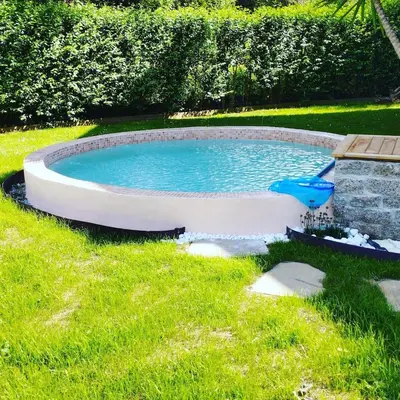 a small swimming pool in the grass in a yard at MeraVilla in Oleiros